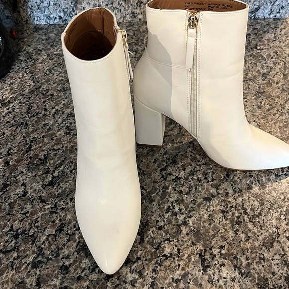 Steve Madden White short boots.NEW - Picture 2 of 7
